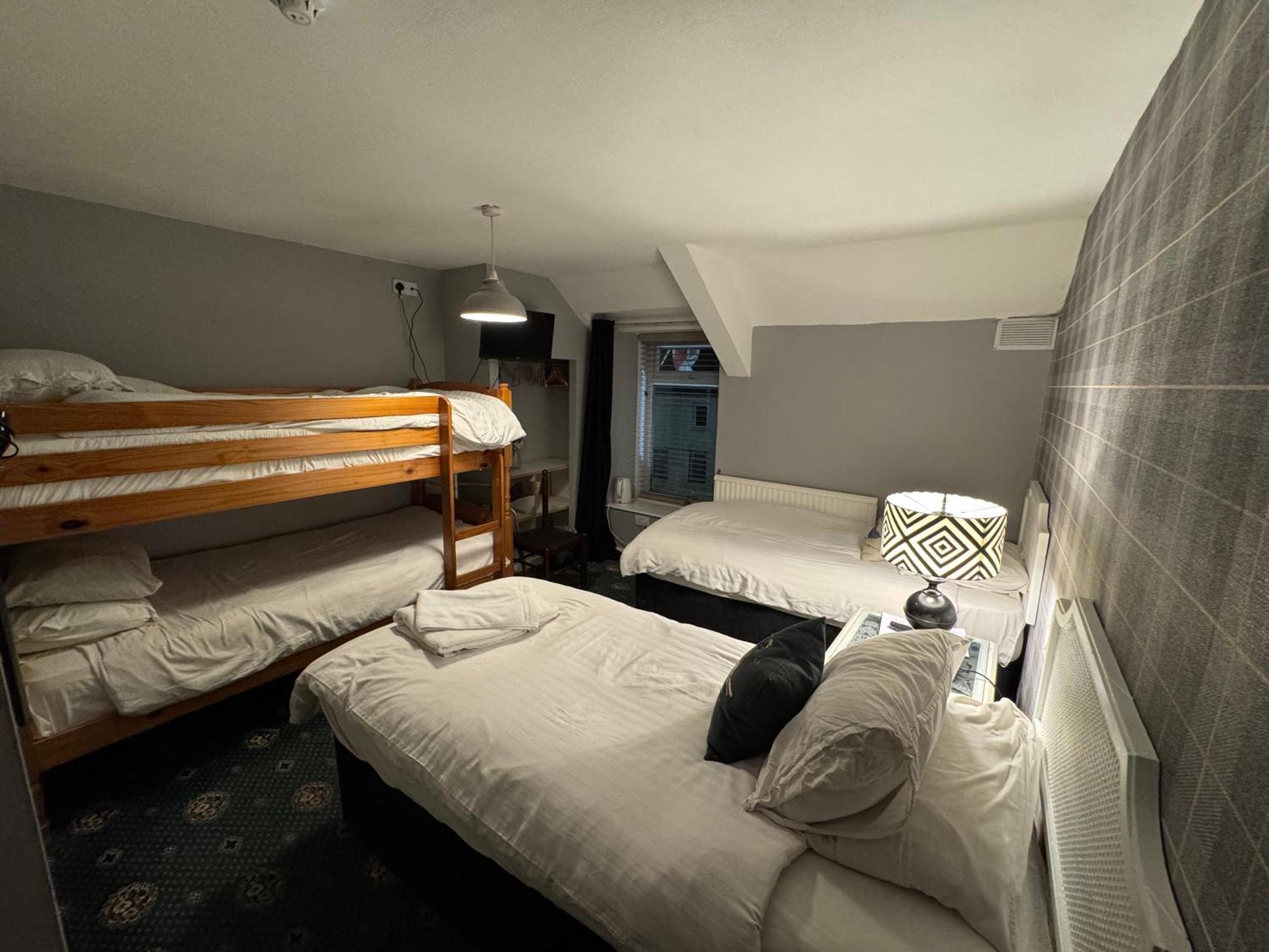 Holland Hotel Llanfachraeth Extérieur photo