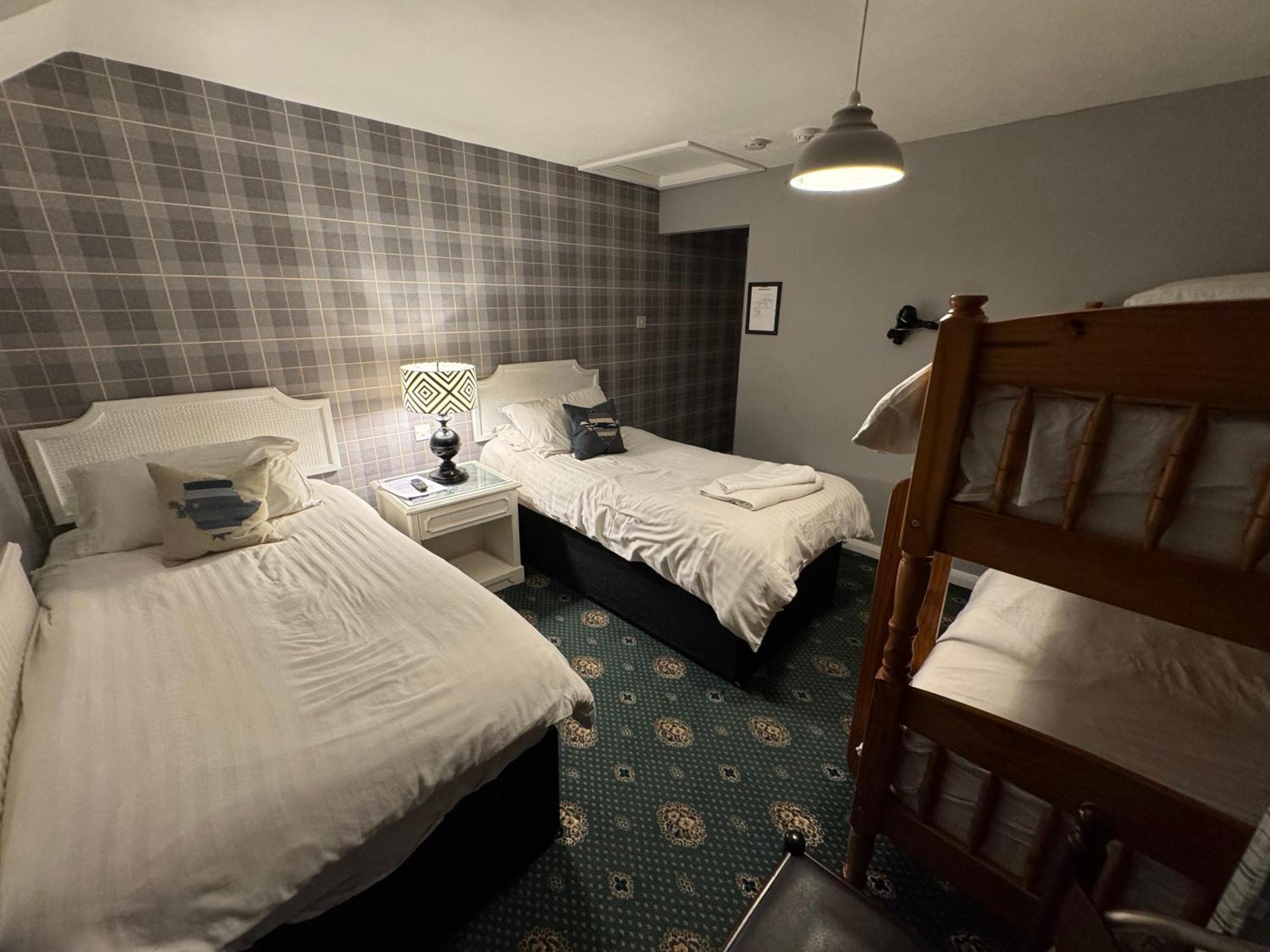 Holland Hotel Llanfachraeth Extérieur photo